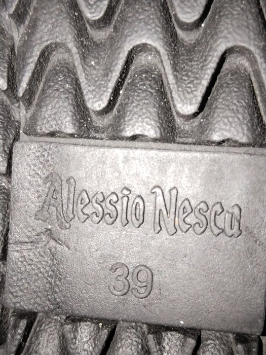 Продам Уги в отличном состояние 39 размер