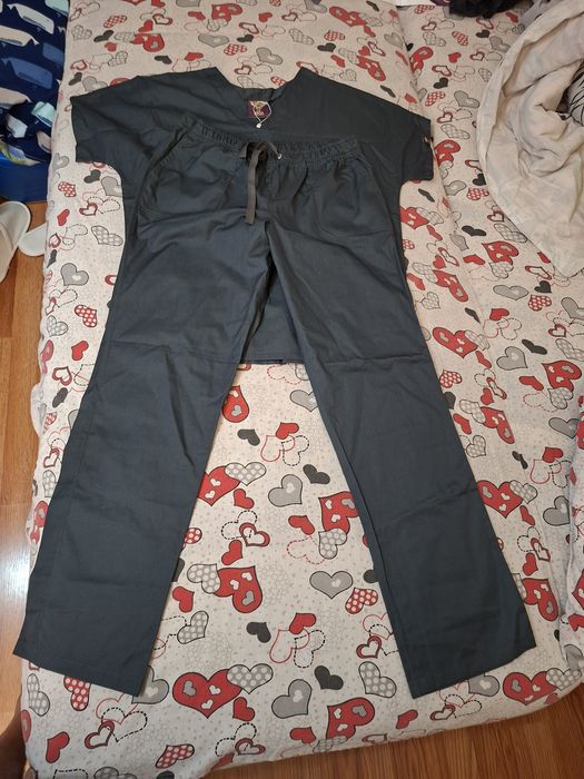 Vănd costum medical nou marime M sau L