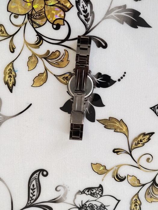 Сағат, қара обсидиан