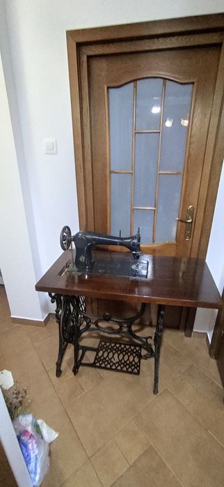 Vând Singer vechime 100 ani.