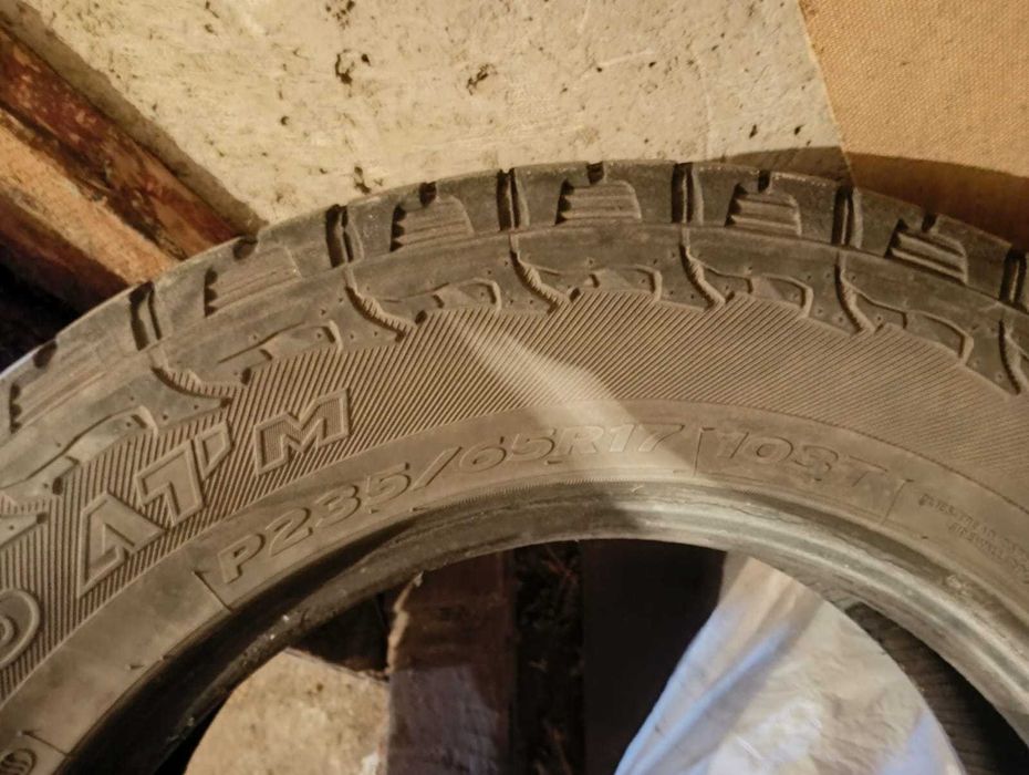 Продам Б/У резину. на 17.