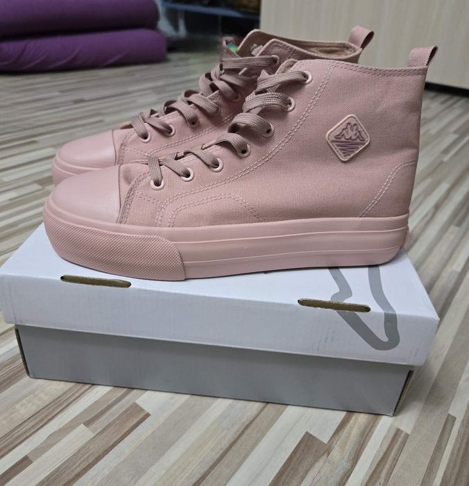 Дамски розови кецове