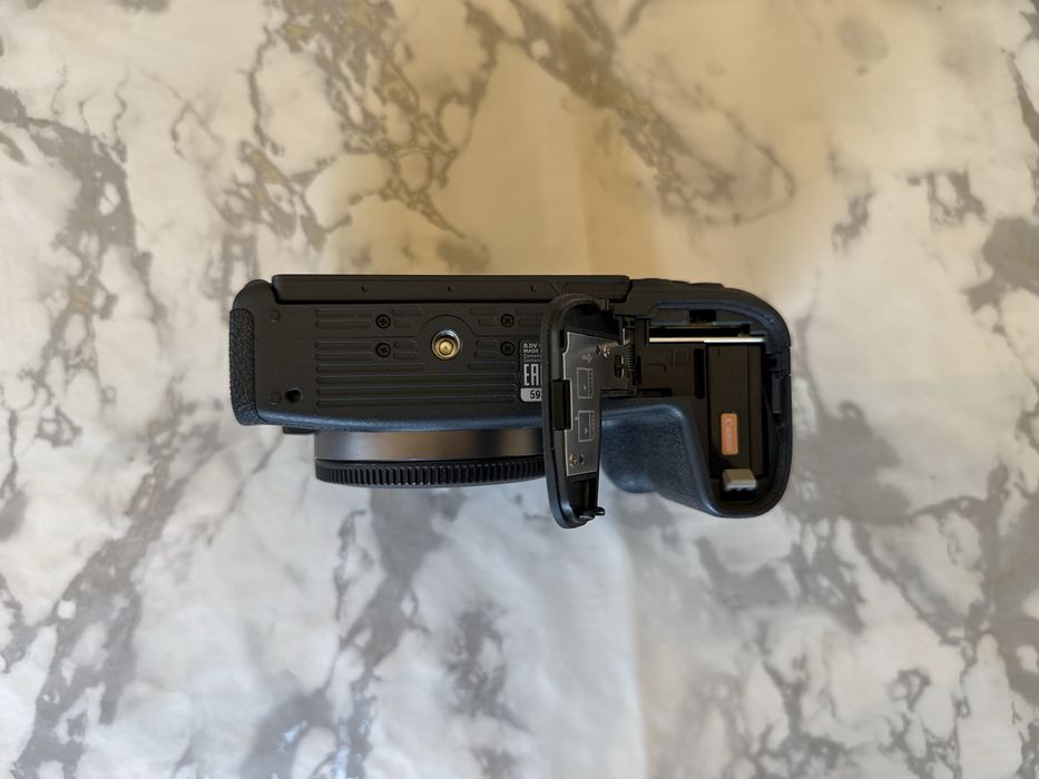 Canon EOS RP (Body) Ca Nou + 7 Luni Garanție eMAG + 2 Baterii Originale