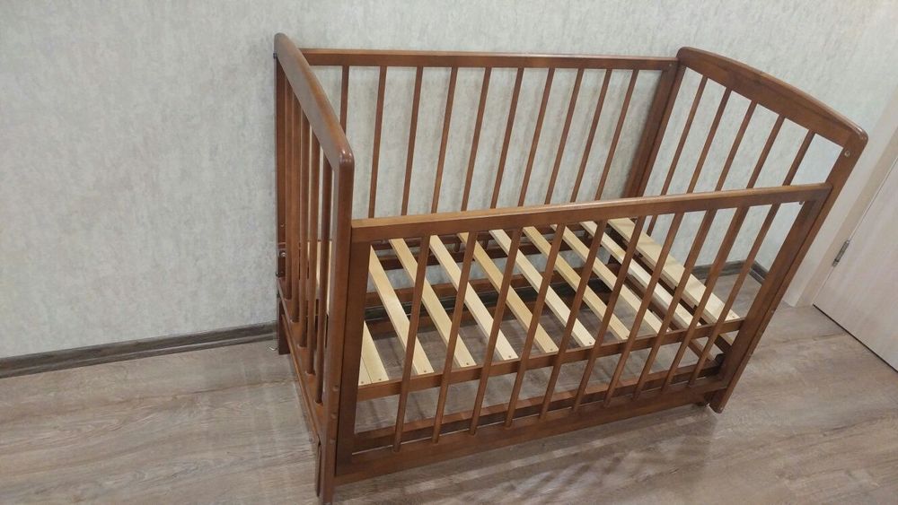 Кроватка детская с продольным качанием