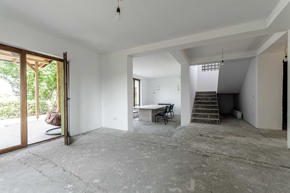 Vand Casă spațioasă în Curtici, 4 dormitoare, 3 bai, 2 terase si garaj