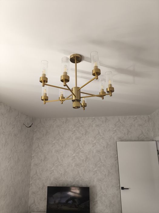 Продам люстру восьми рожковую