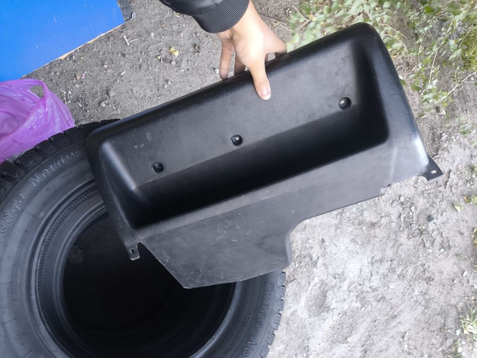 Продам нижний бардачок гольф 3
