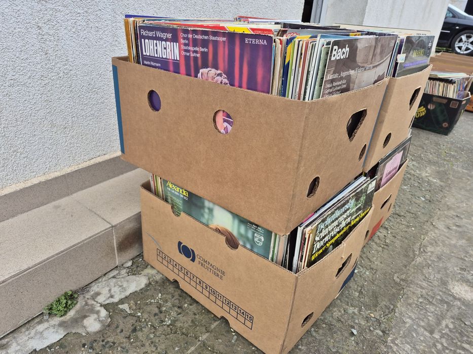 Vând colecție de 300 de viniluri muzică clasică, în stare bună, perfectă pentru pasionații de muzică clasică