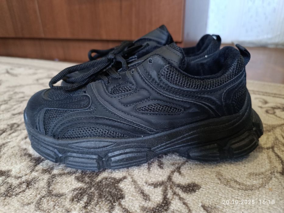 демисезонные кроссовки