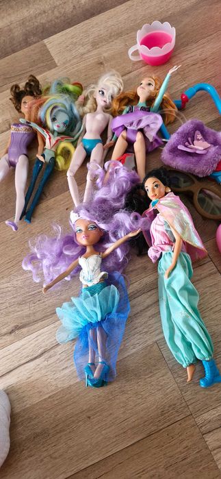 Cufar cu papusi ,masina ,bicicleta si multe jucarii