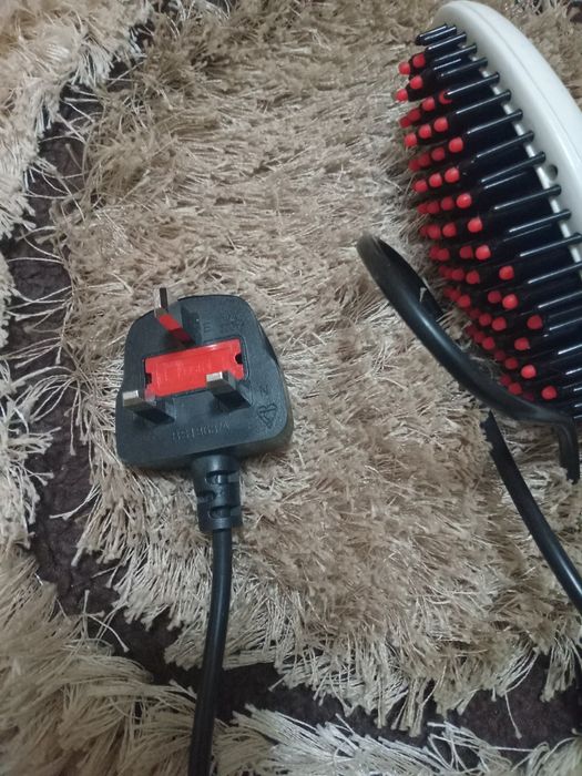 Placă electrică de îndreptat părul