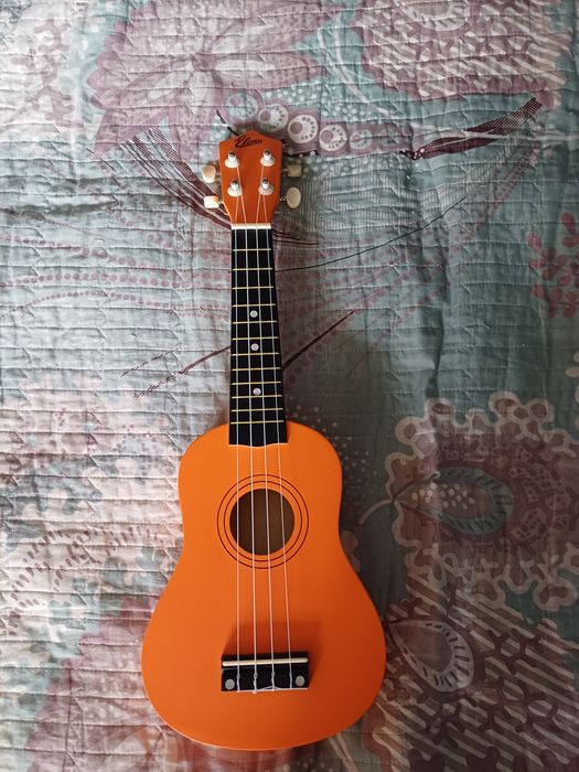 Оранжевая укулеле