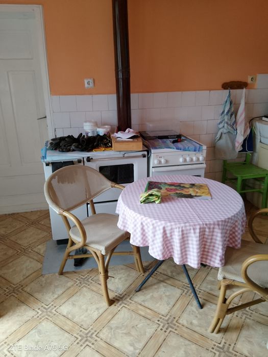 Тухлена къща със стопански постройки