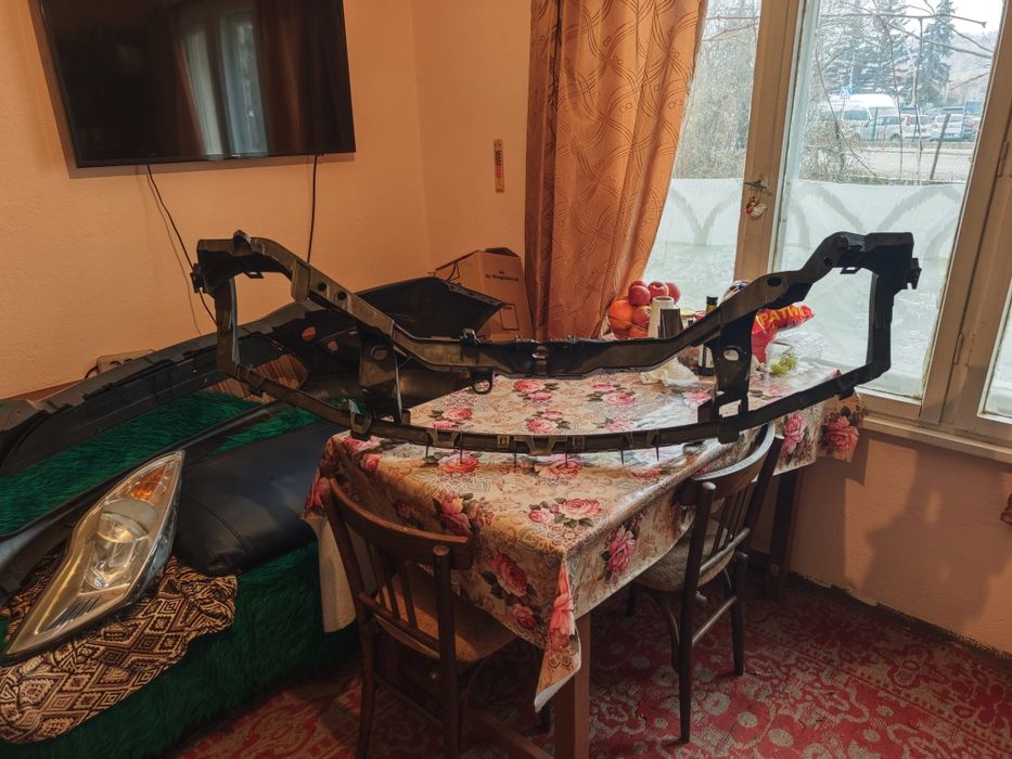 Продавам нова броня и нова маска и десен фар 2а употреба за Форд Фокус