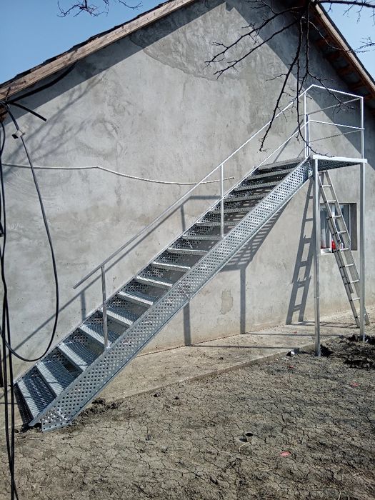 Scări metalice zincate