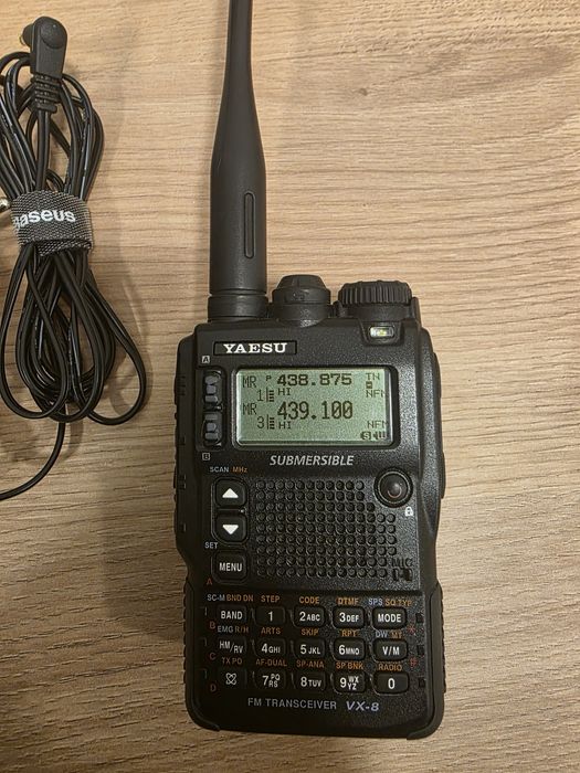 Vând Yaesu VX-8DE cu cutie