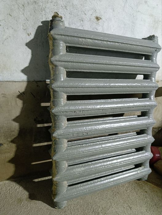 Чугунная батарея 8 секций.