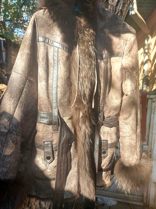 Vând doua hanorace și două haine de damă