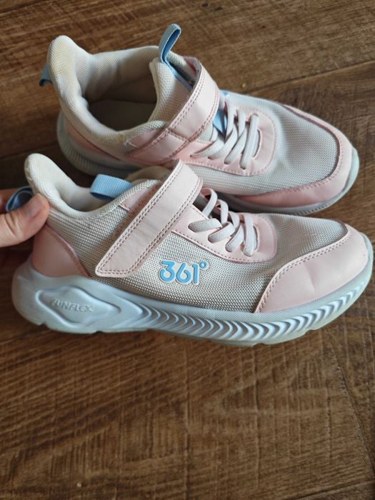 Кроссовки для девочки