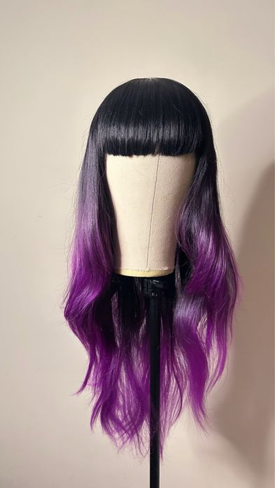 Черно-лилава омбре перука