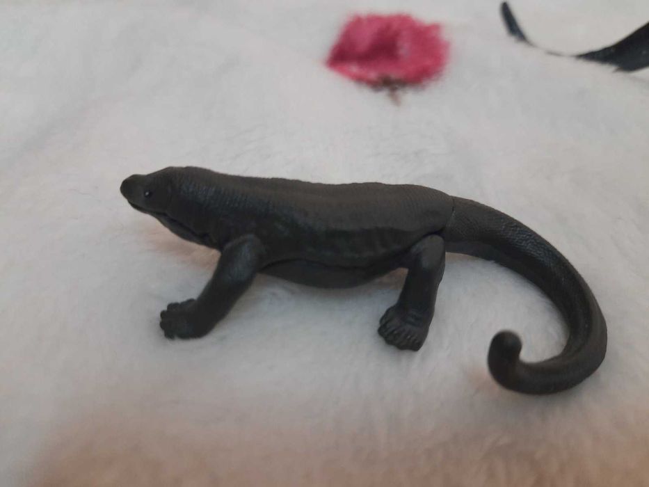 Играчки динозаври, гущер и момиче