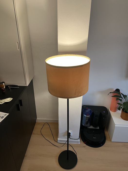 Lampadar negru drept