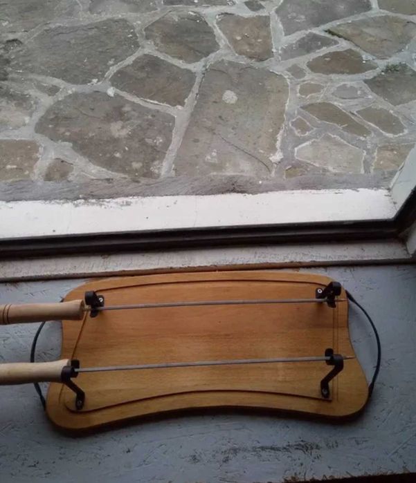 Масивна букова дъска за скара със метални шишове размери (54см x 21см)