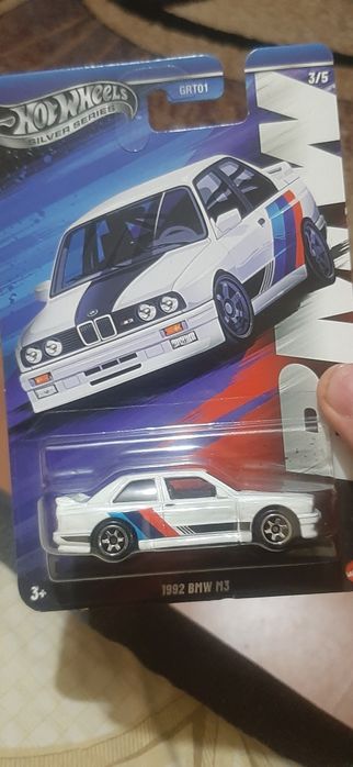 Vând trei machete Hotwheels din care două full-metal