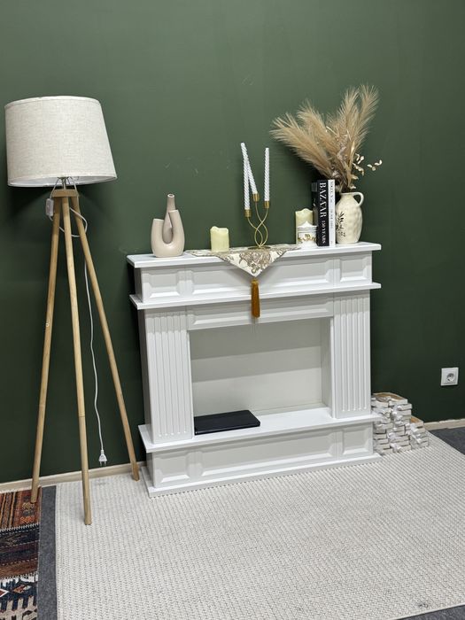 Продам камин, плюс декоры рядом