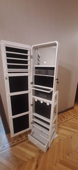 Напольное зеркало