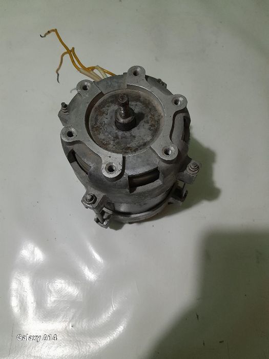 Электродвигатель от стиральной машины.