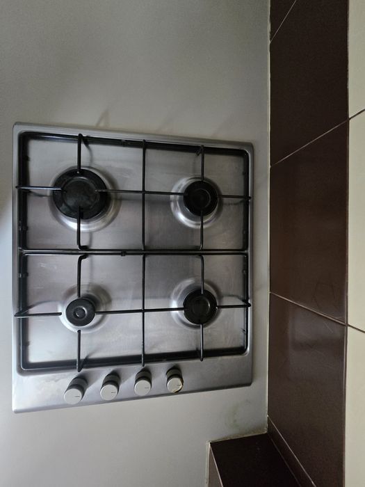 Bucătărie completă + electrocasnice (mașină de spălat vase, plită pe gaz, cuptor pe gaz) , chiuvetă și baterie Franke – ideală garsonieră / chirie