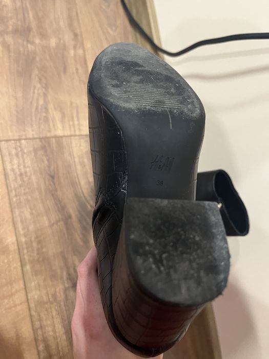 Зимни боти с нисък дебел ток