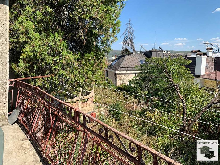 105595 Очарователна триетажна къща с гараж и двор във Велико Търново