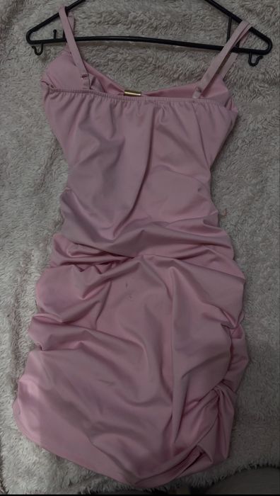 Елегантна розова рокля подходяща за всеки повод