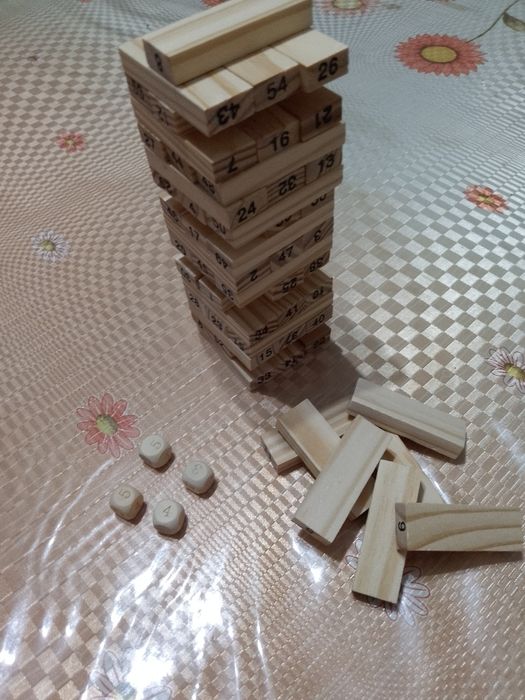 Jenga, stol o'yini 54ta yog'och donalari va 4ta toshcha.