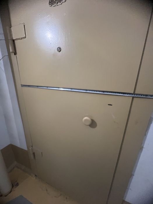 Металлическая дверь б/у