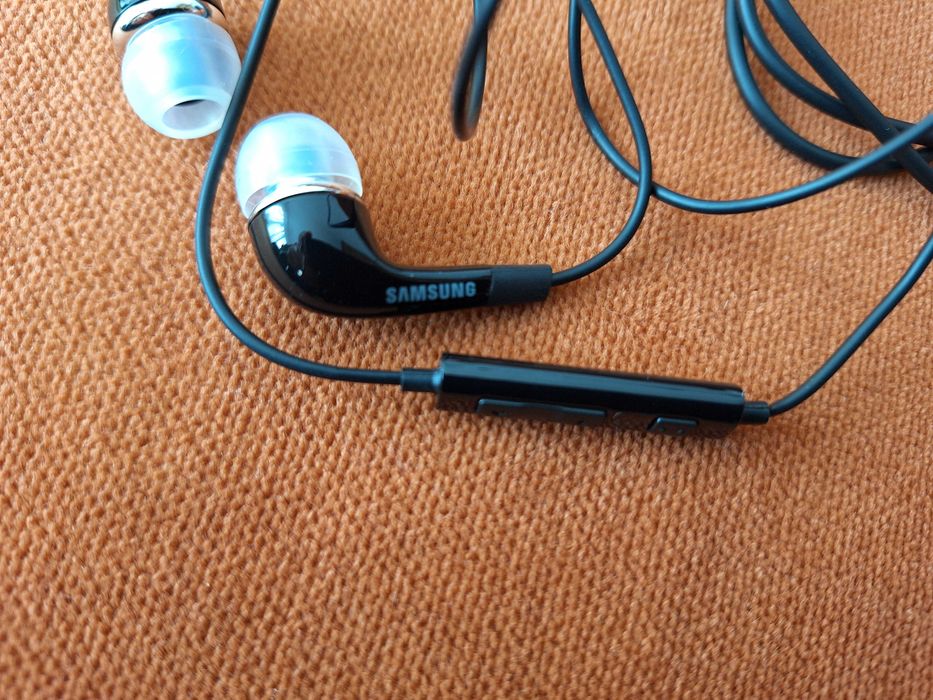 Căști hands free cu fir,  noi,  Samsung In-Ear EO-EG920 de culoare neagră, echipate cu conector Jack de 3.5 mm, microfon și telecomandă pe fir