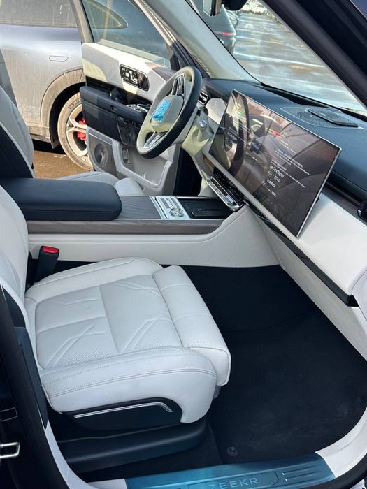 Zeekr X9 oq salon full