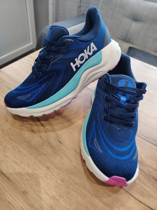 H O K A    Arahi 8