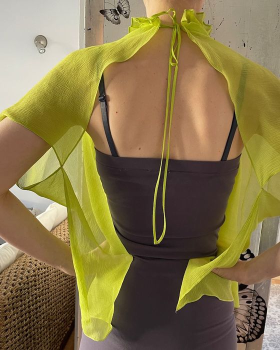 Top verde-fistic cu spatele gol - o piesa cadou superba