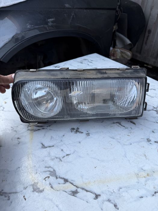Правая фара на Mitsubishi Sigma