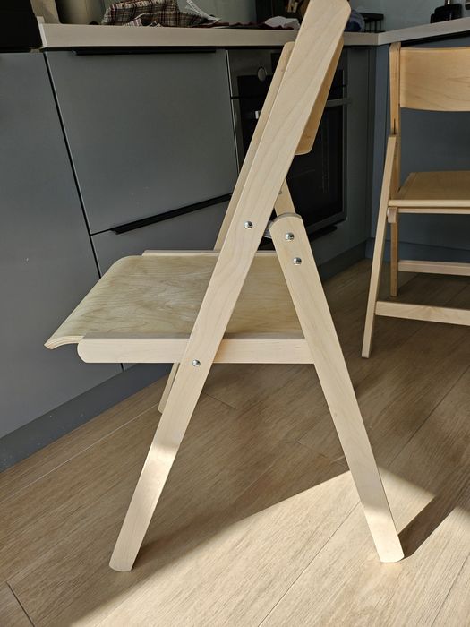 Отдам бесплатно 2 сломанных деревянных стула