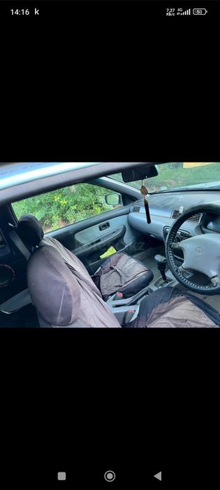 Машина Nissan Lucina