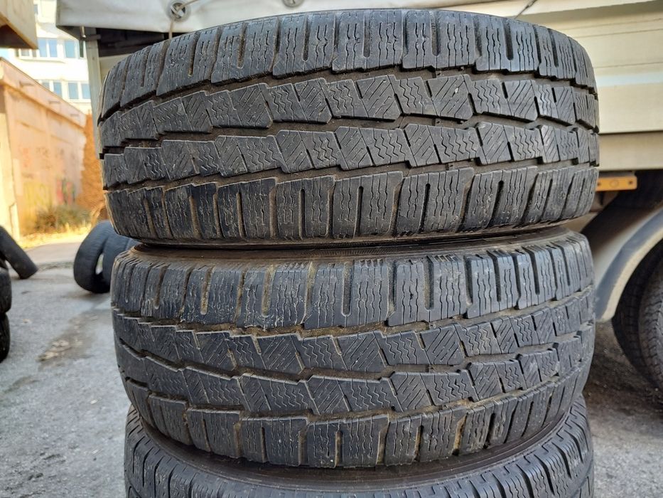 Продавам 2 зимни гуми 215/60/17 С бус Michelin