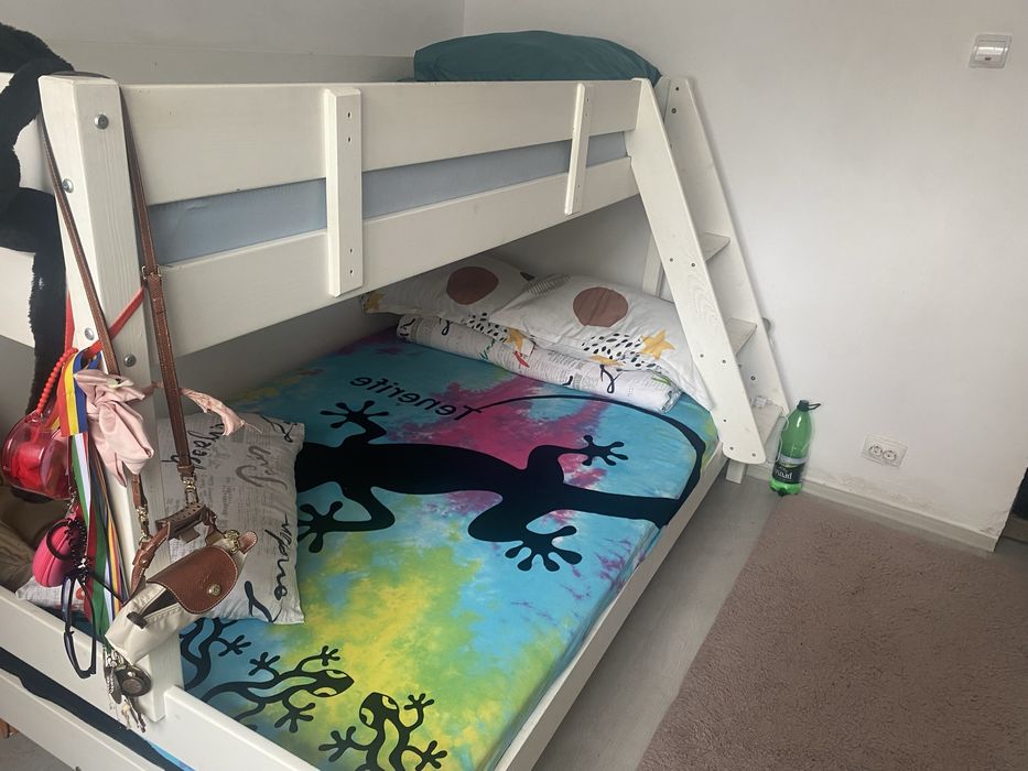 Pat supraetajat sus de 1 persoana jos de 2 persoane