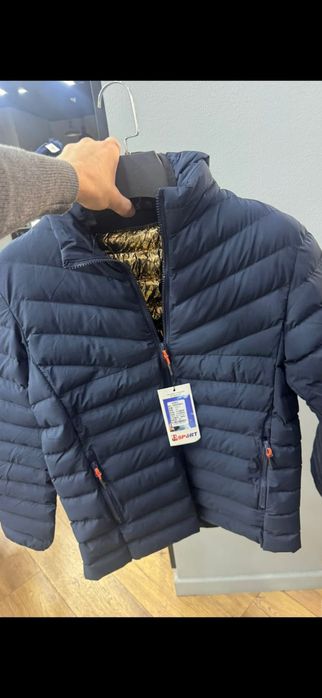 В продаже мужские куртки