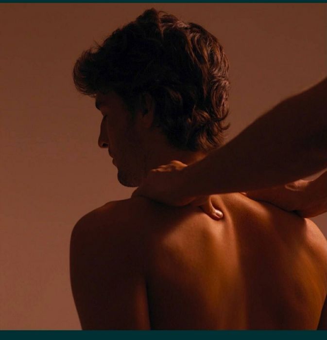 Девушки расслабляют мужчин. Струйный массаж спа. Девушки расслабляют мужчин. Using massage relaxation. Полный массаж тела.