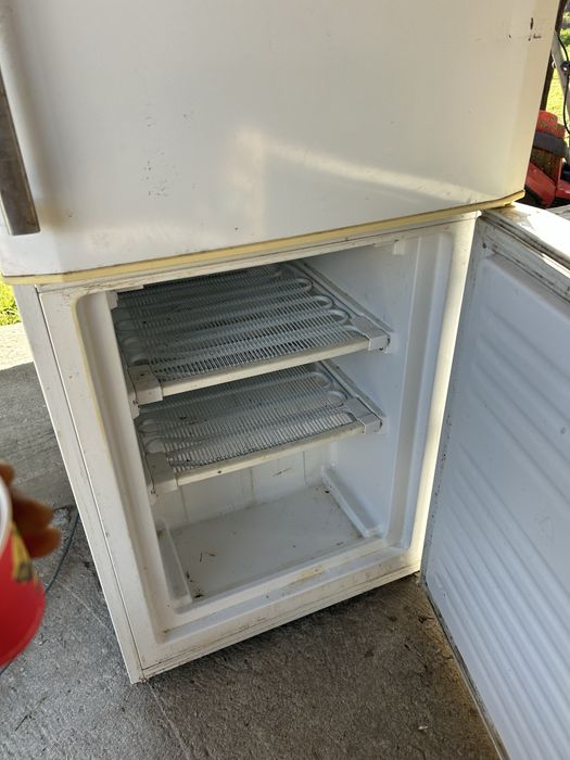 Хладилник с фризер.