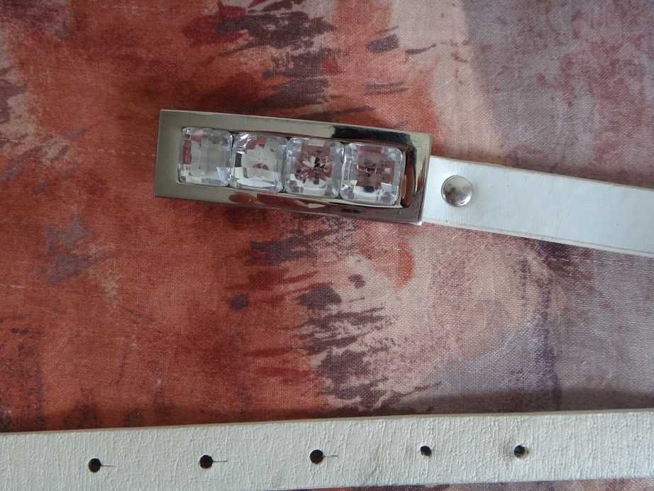 Бял кожен колан с камъни